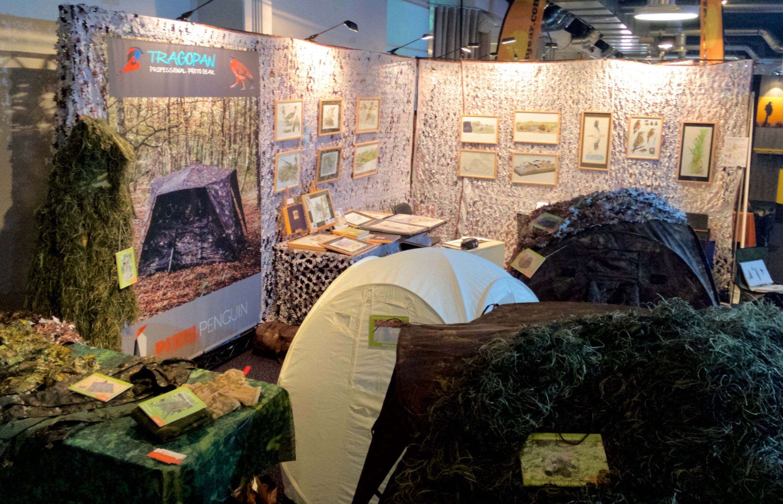 pixelpenguin- Een stand op een beurs met een breed scala aan tentoongestelde artikelen, waaronder scherp geprijsde producten en exclusieve aanbiedingen met gebruik van een speciale code van Lowland.